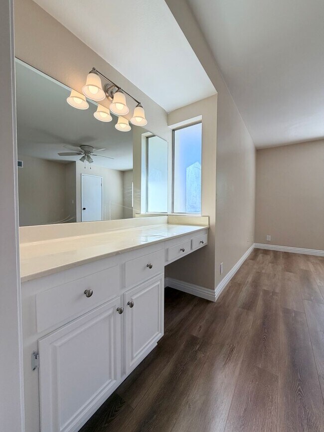 Building Photo - Beautiful End-Unit Townhome 2 bedroom and 1.5 bath