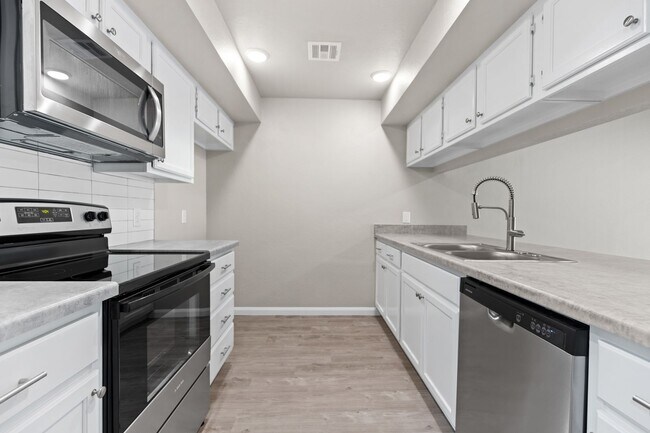 Building Photo - Fully Renovated 3 Bedroom Duplex in the heart of Broken Arrow