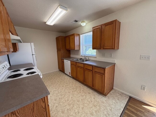 Building Photo - Rent Reduced! 3 Bedrooms, 2.5 Baths & a Layout Designed for Living
