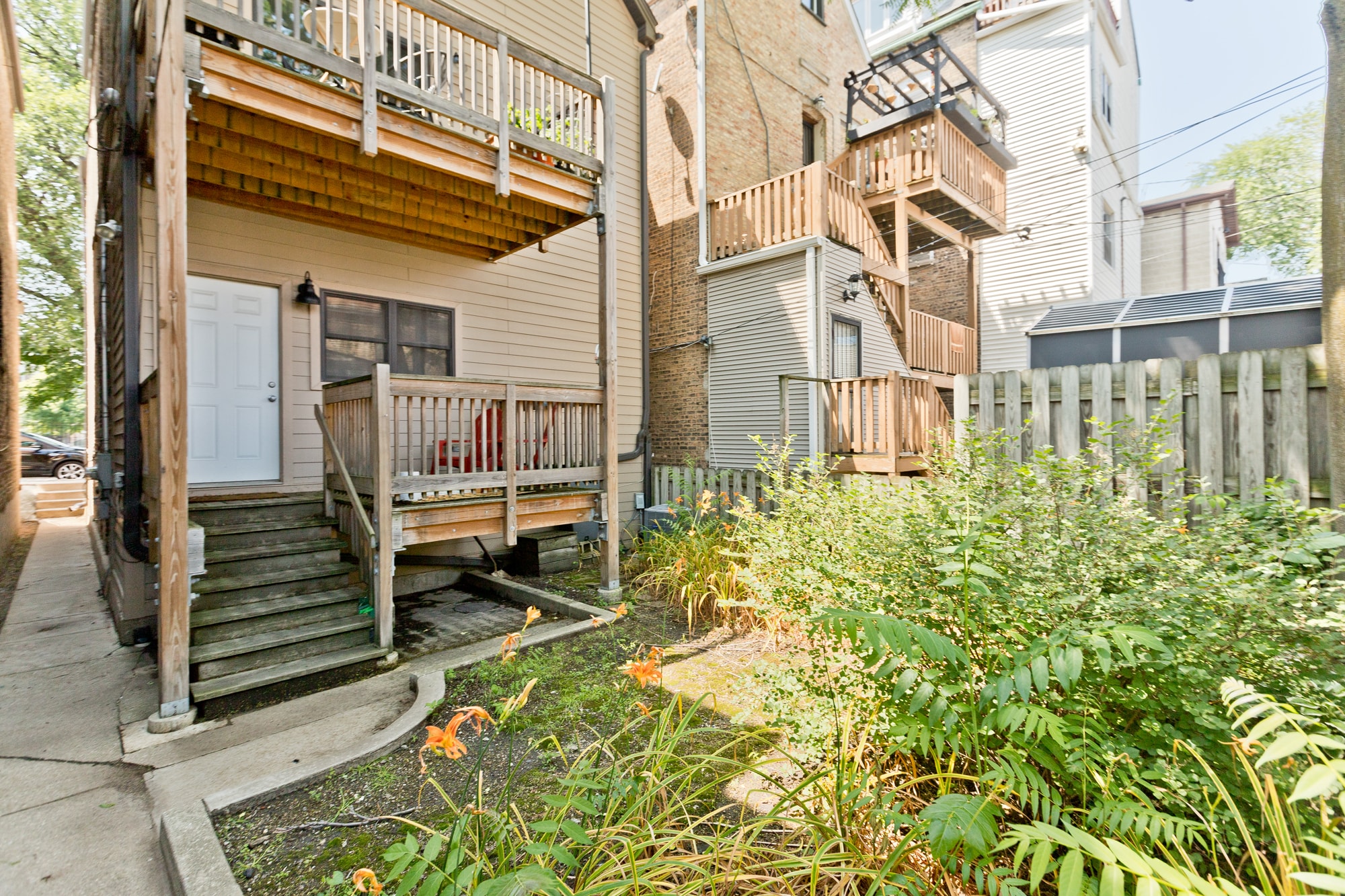 Building Photo - 2139 N Oakley Ave
