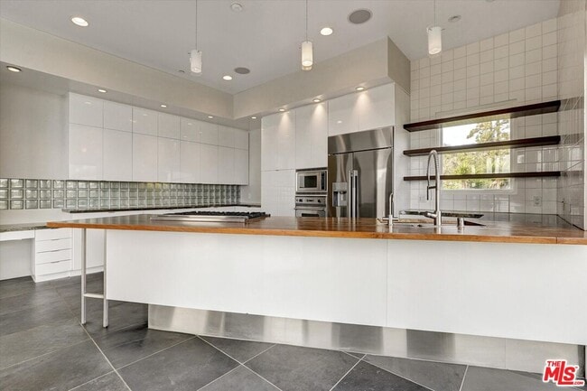 Building Photo - 3850 Rambla Orienta