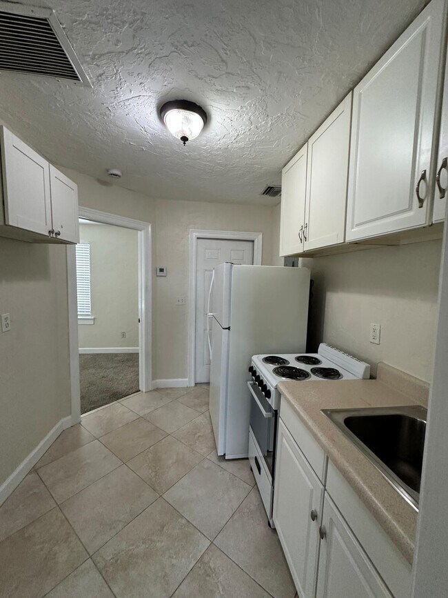 Building Photo - 227 Foresteria Dr