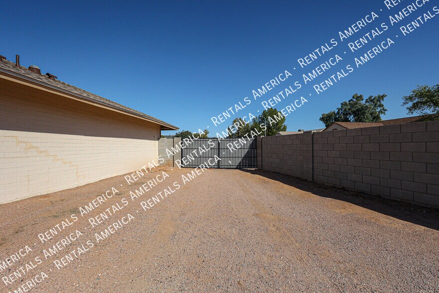 Building Photo - 710 W Alamo Dr