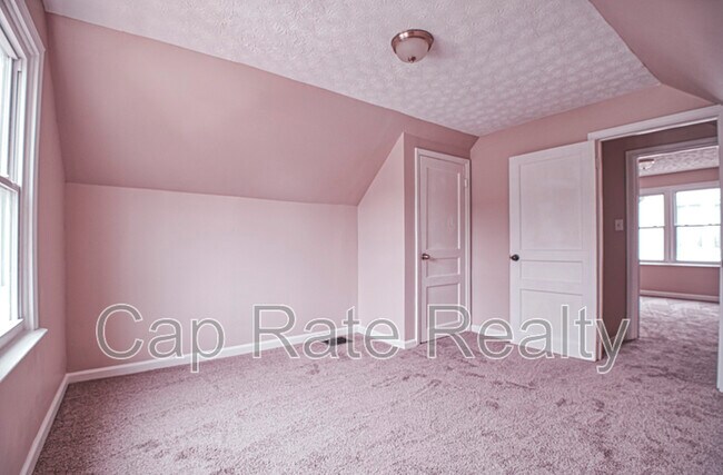 Building Photo - 1143 Duxberry Ave