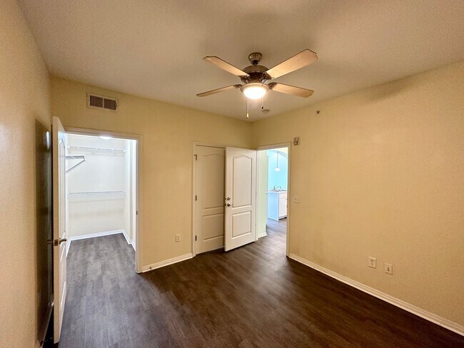 Building Photo - 2/2 Condo Near UT!
