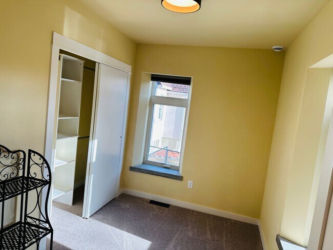 Building Photo - 605 Alderson Ave