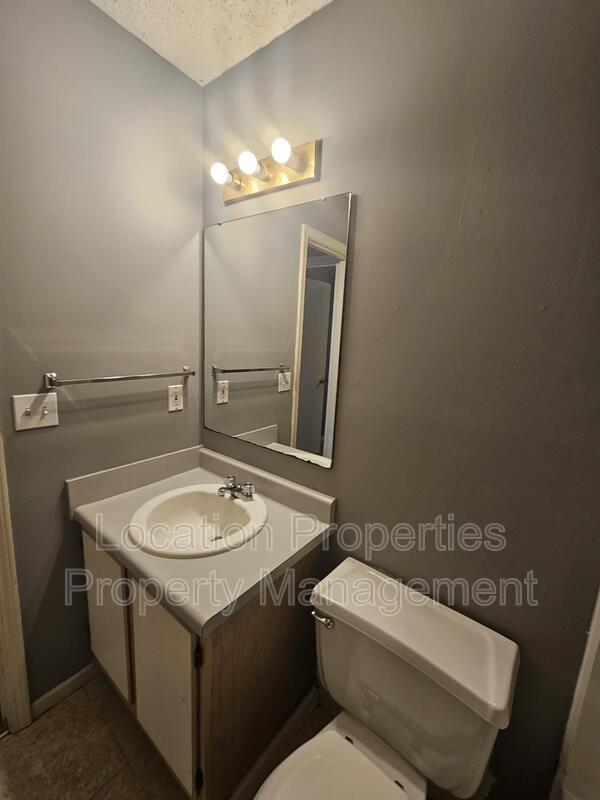 Building Photo - 3923 Overland Dr