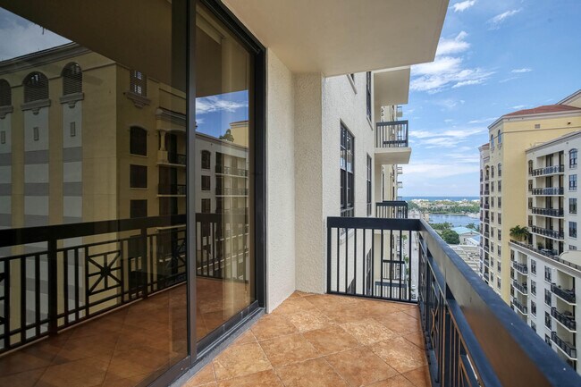 Building Photo - 701 S Olive Ave