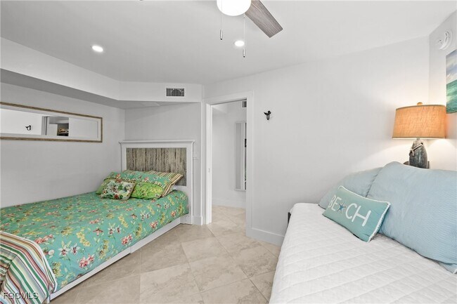 Building Photo - 10562 Gulf Shore Dr