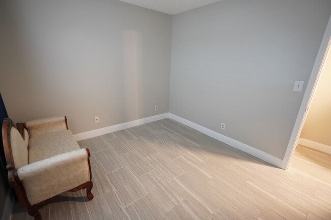 Building Photo - Renovated 2/2 in quite 55+ community