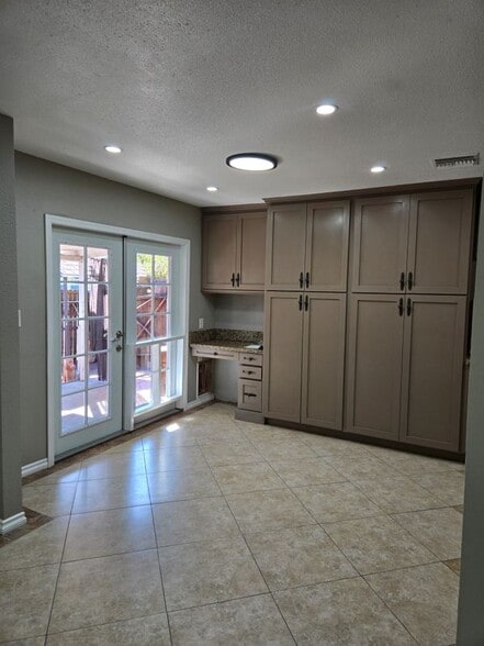 Building Photo - 2504 N Bourbon St