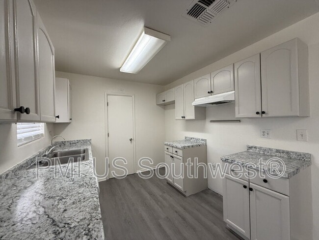 Building Photo - 664 Honeysuckle Rd