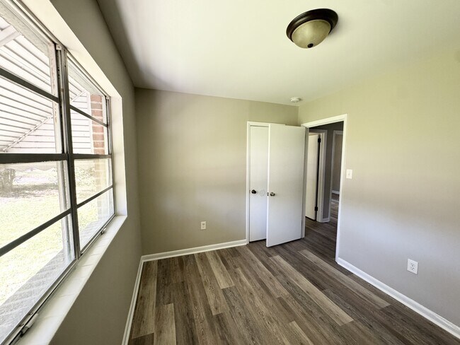 Building Photo - 106 National Ave