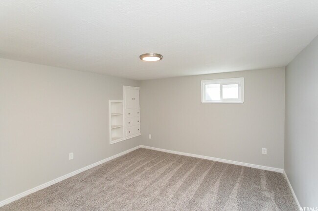 Building Photo - Room for rent in Great Ogden Location!