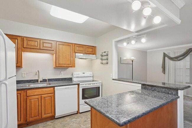 Building Photo - 2732 Whitney Pl