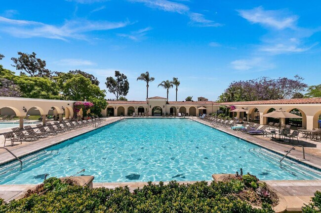 Building Photo - Luxurious Living at Its Finest | 1-Bedroom...