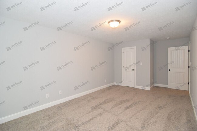 Building Photo - Like new 3 bed/3 bath single-family home f...