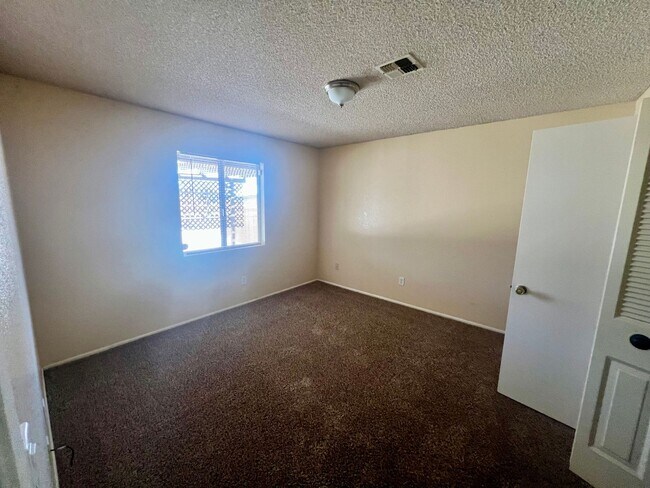 Building Photo - 2 Bedroom 1 Bath - Chocolate Drop Area