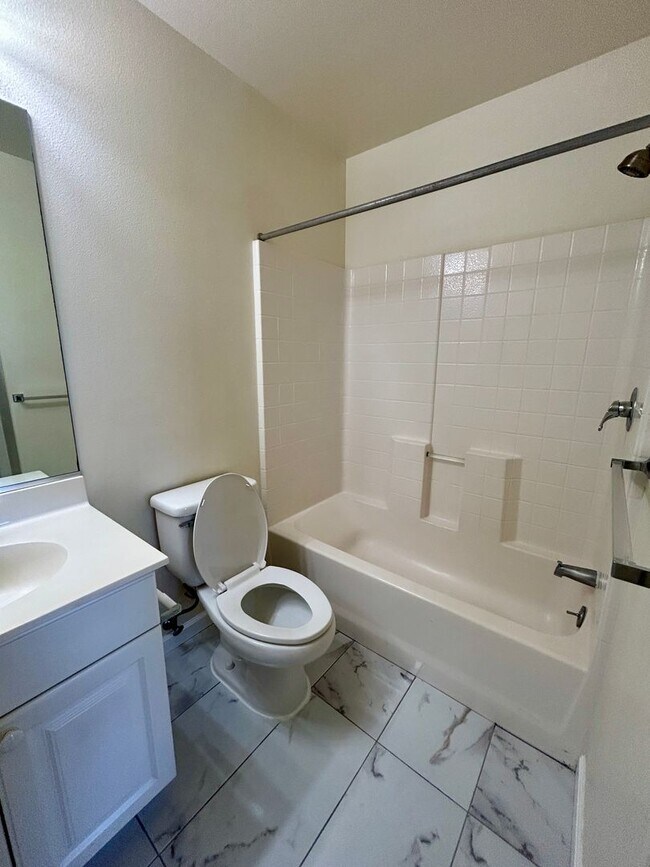 Building Photo - Spacious Townhouse with Central AC, Garage...