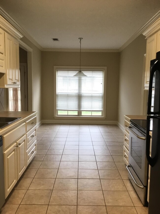 Building Photo - 19 Village Dr