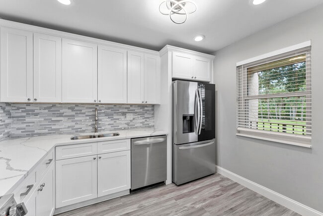 Building Photo - 118 Lake Constance Dr