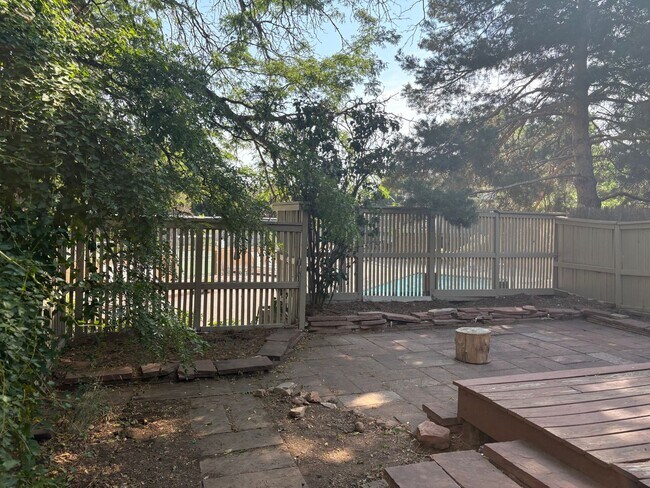 Building Photo - 4 Bed 3.5 Bath Wonderland Hill Townhouse