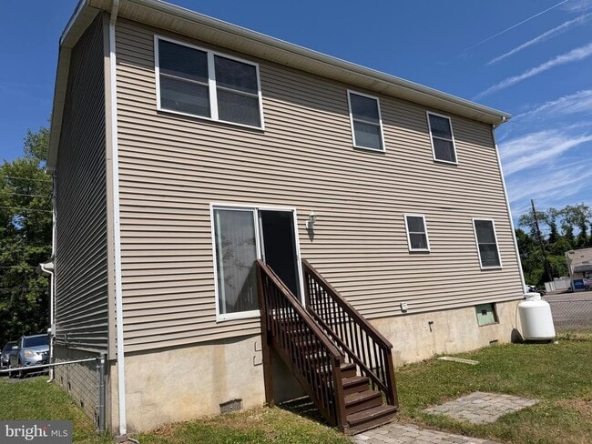 Building Photo - 132 Riverview Ave