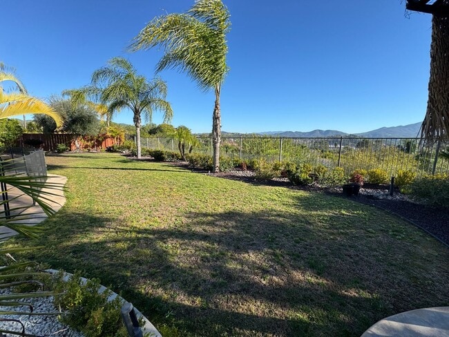 Building Photo - 5 Bedroom Luxury home