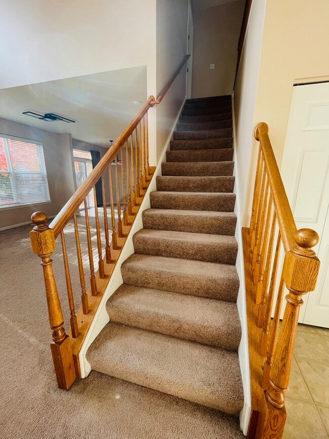 Building Photo - 2401 Sunshine Ln