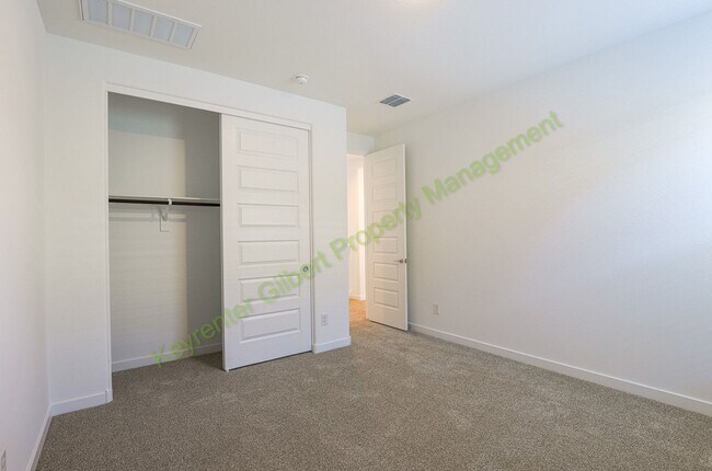 Building Photo - Pet Friendly 5 bed/3 bath in the Hawes Crossing Community of East Mesa