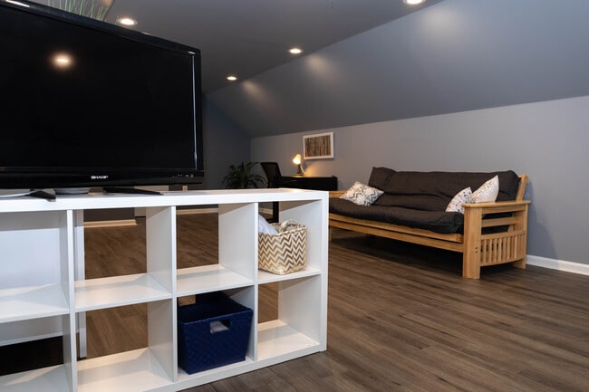 Building Photo - Unit B