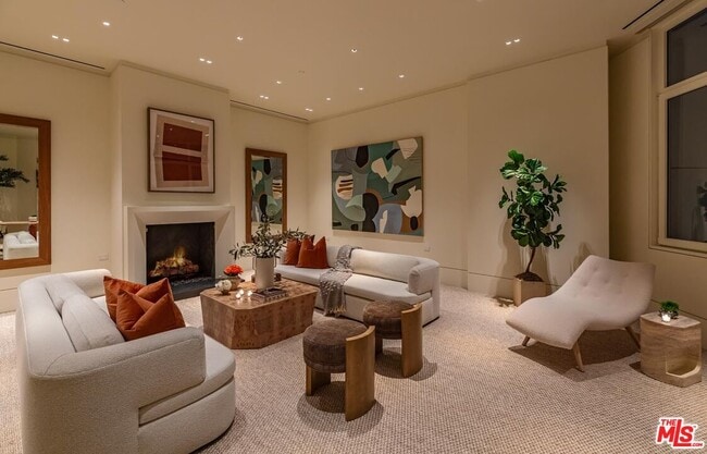 Building Photo - 455 N Palm Dr