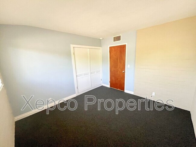 Building Photo - 1680 E Mesquite Ave