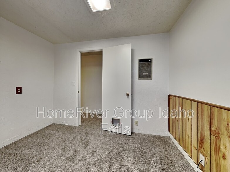 Building Photo - 380 Ladino Dr