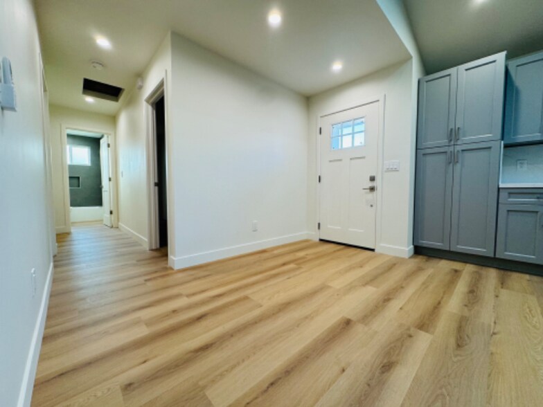 Building Photo - 5037 Kenmore Dr
