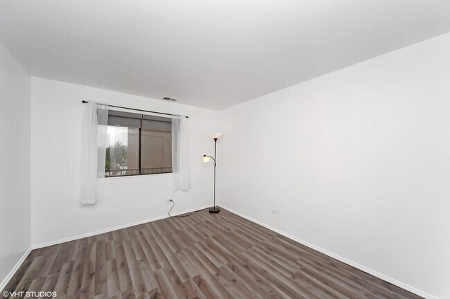 Building Photo - 960 S River Rd