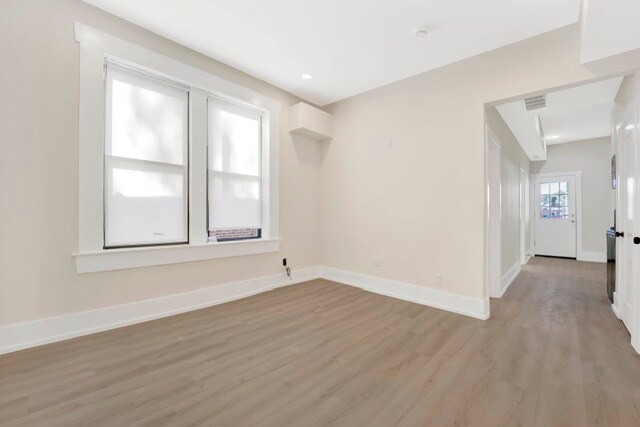 Building Photo - 944 N Damen Ave