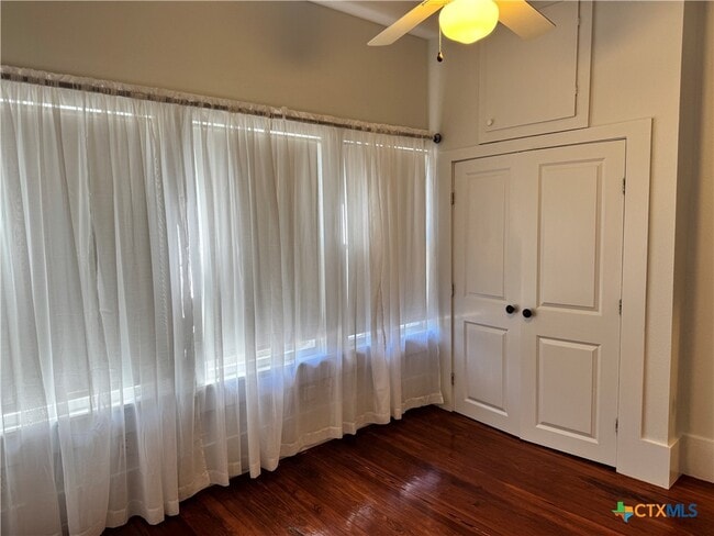 Building Photo - 713 Burleson St