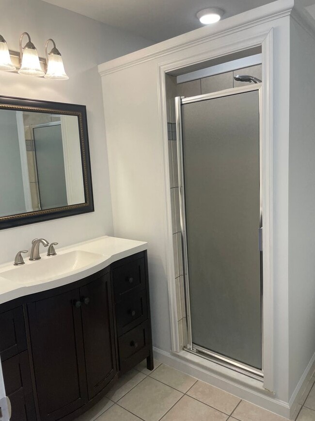 Building Photo - Broadneck Schools! End unit Townhome in Wa...