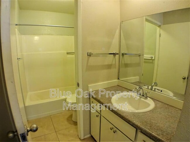 Building Photo - 346 Hickory St