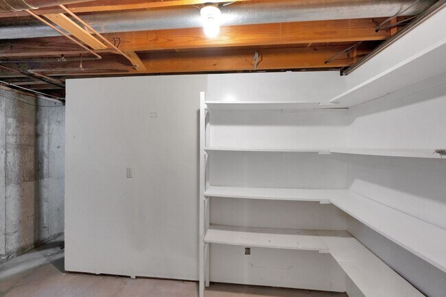 Building Photo - Comfortable 3-bedroom ranch in established...