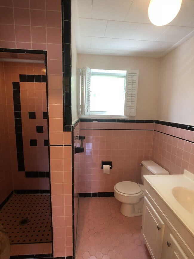 Building Photo - Well-maintained Passyunk Square 2 Bedroom Home! W/D! Yard!