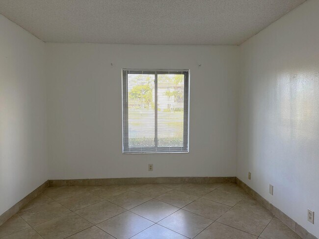 Building Photo - 723 Sunny Pine Way