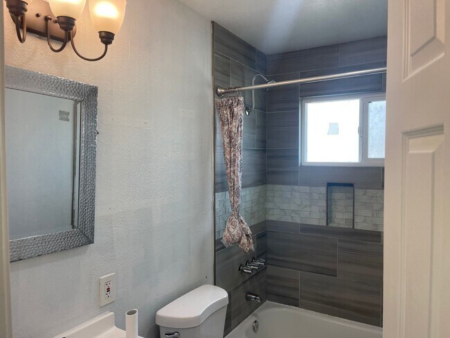 Building Photo - 3br/1.5ba, 2-car Attached garage - Good location