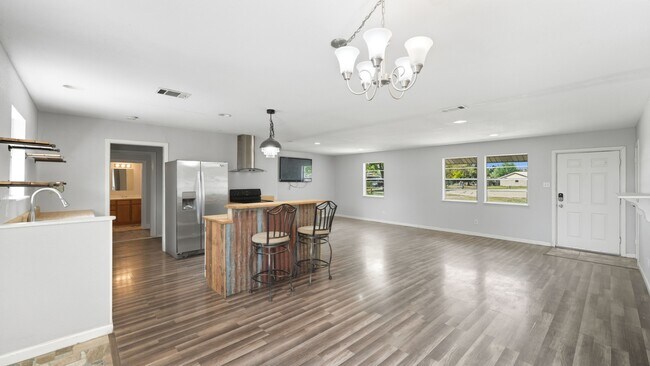 Building Photo - 200 Valley Acres Dr