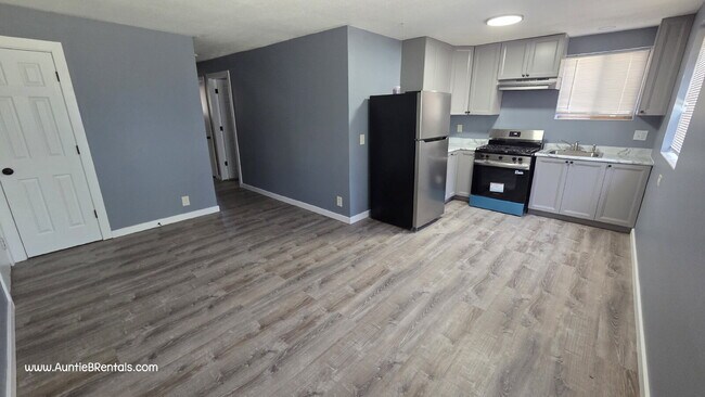 Building Photo - UPDATED 2 Bedroom 1 Bath with an office  Columbia Heights