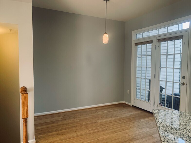 Kitchen Nook - 6520 Landing Way