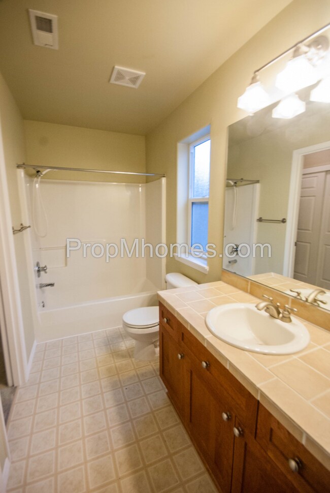 Building Photo - Luxury Three Bedroom, Three Bath Townhouse with Attached Garage