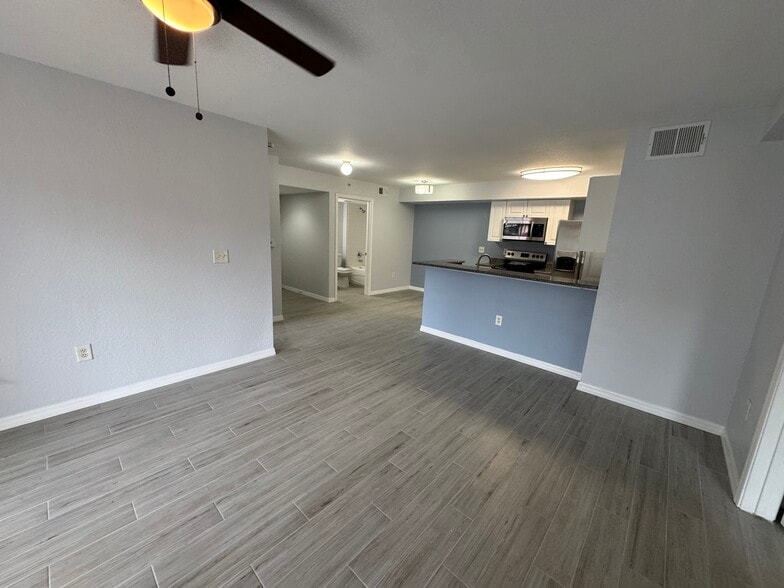 Building Photo - 141 SW Palm Dr