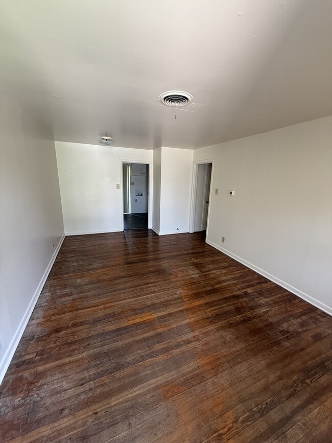 Building Photo - 109 W Vardeman Ave